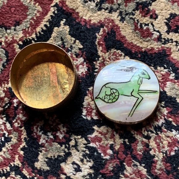 Mother of Pearl and Brass Trinket Ring Box, with Capricorn. Vintage. - Picture 2 of 6